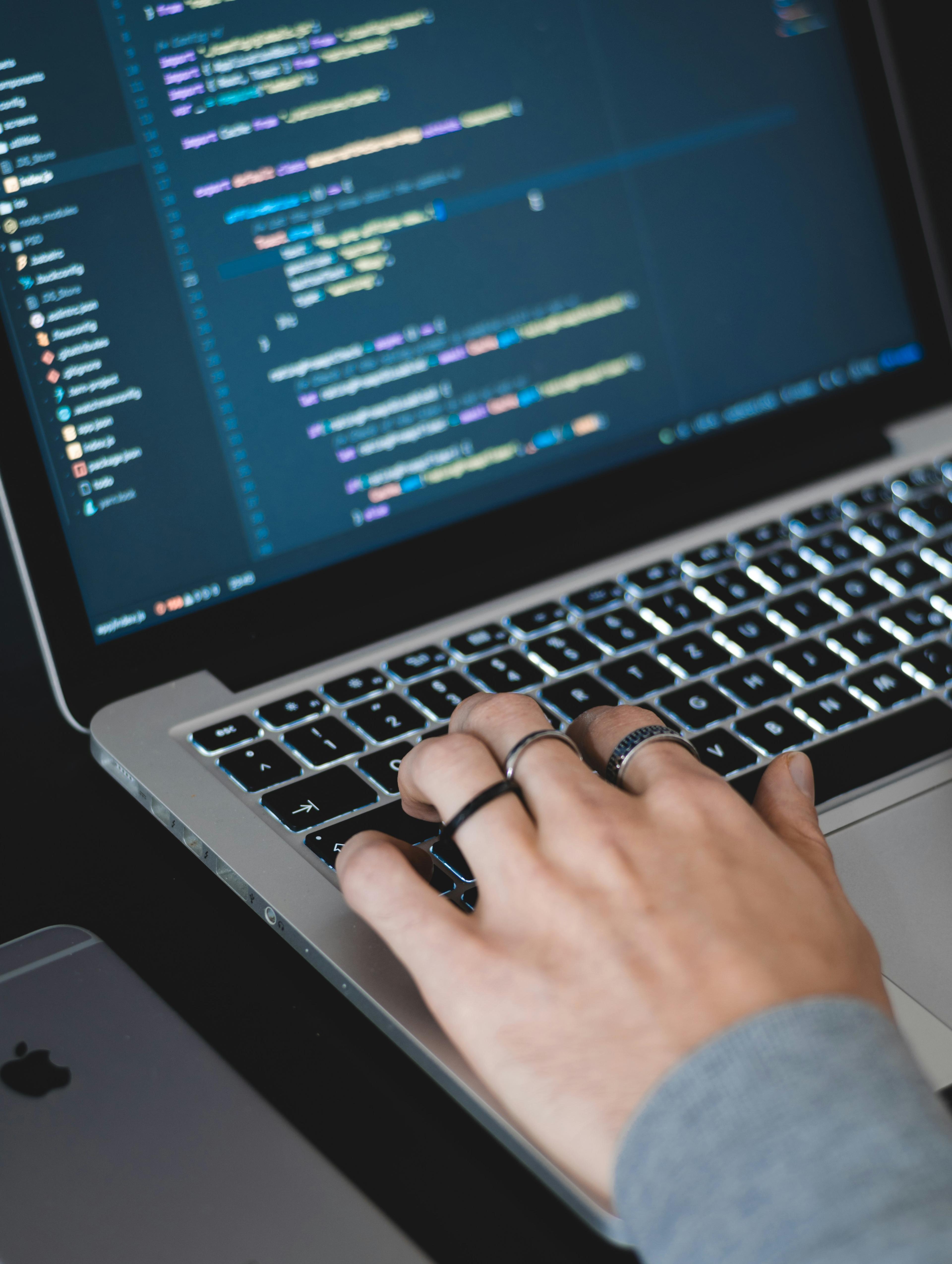 Persona trabajando en una laptop con una tienda en línea