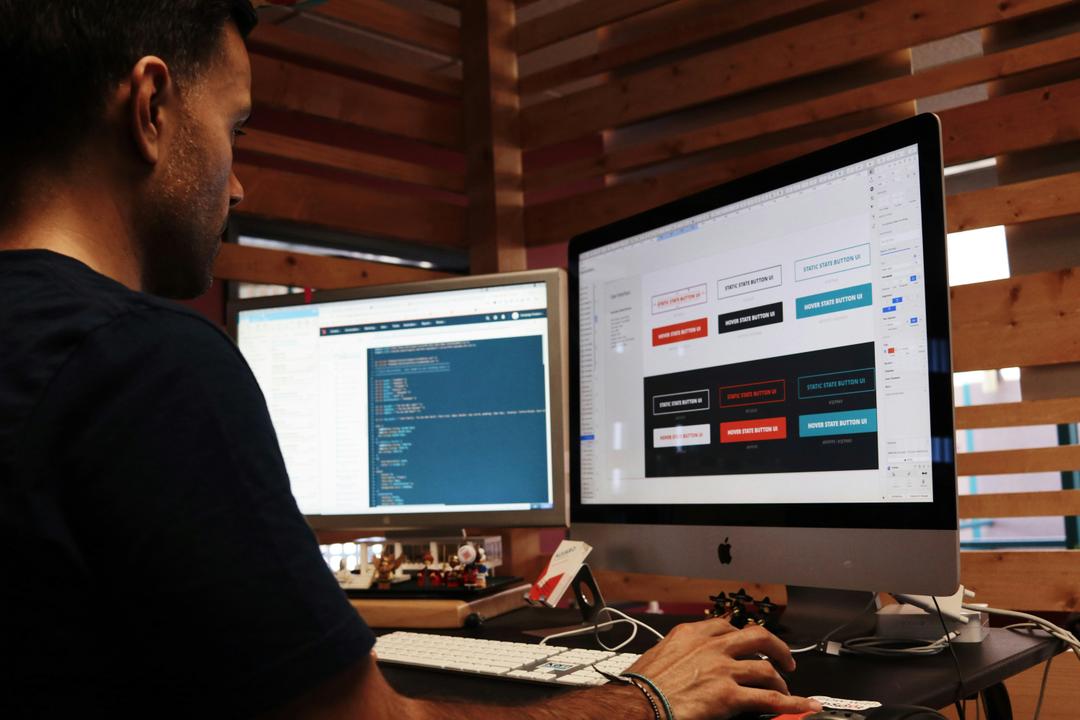 Persona trabajando en una laptop con una tienda en línea